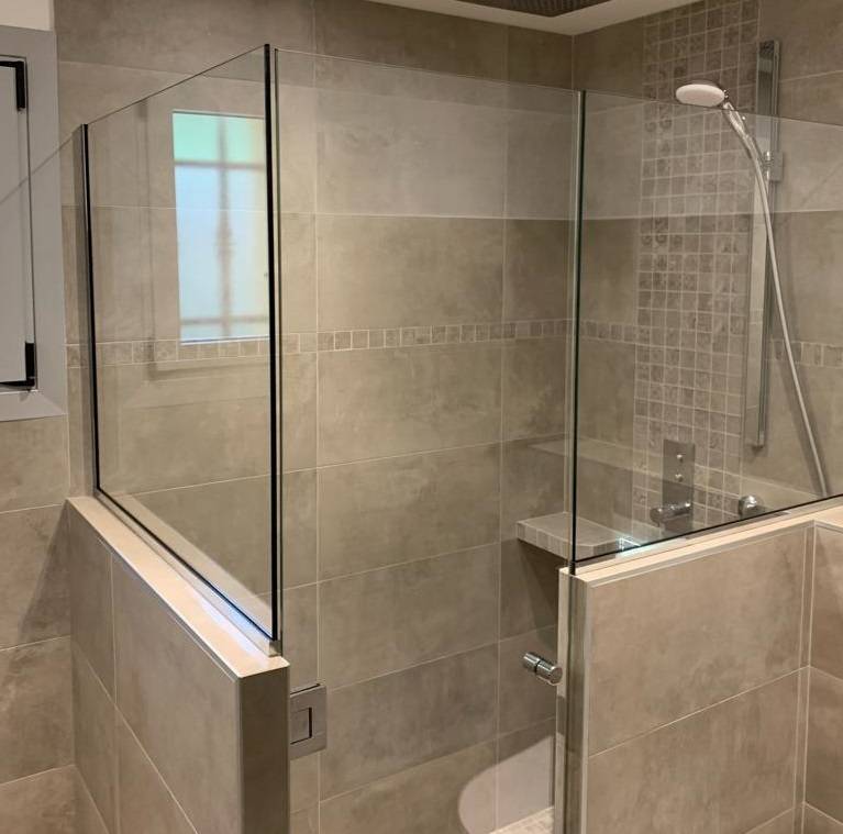 Parois de douche en verre sur mesure à Nice : élégance et praticité par Activitres