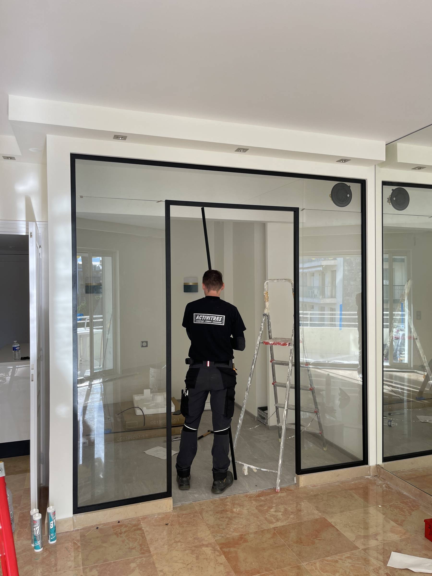 Miroir sur mesure à Cannes en cours de pose