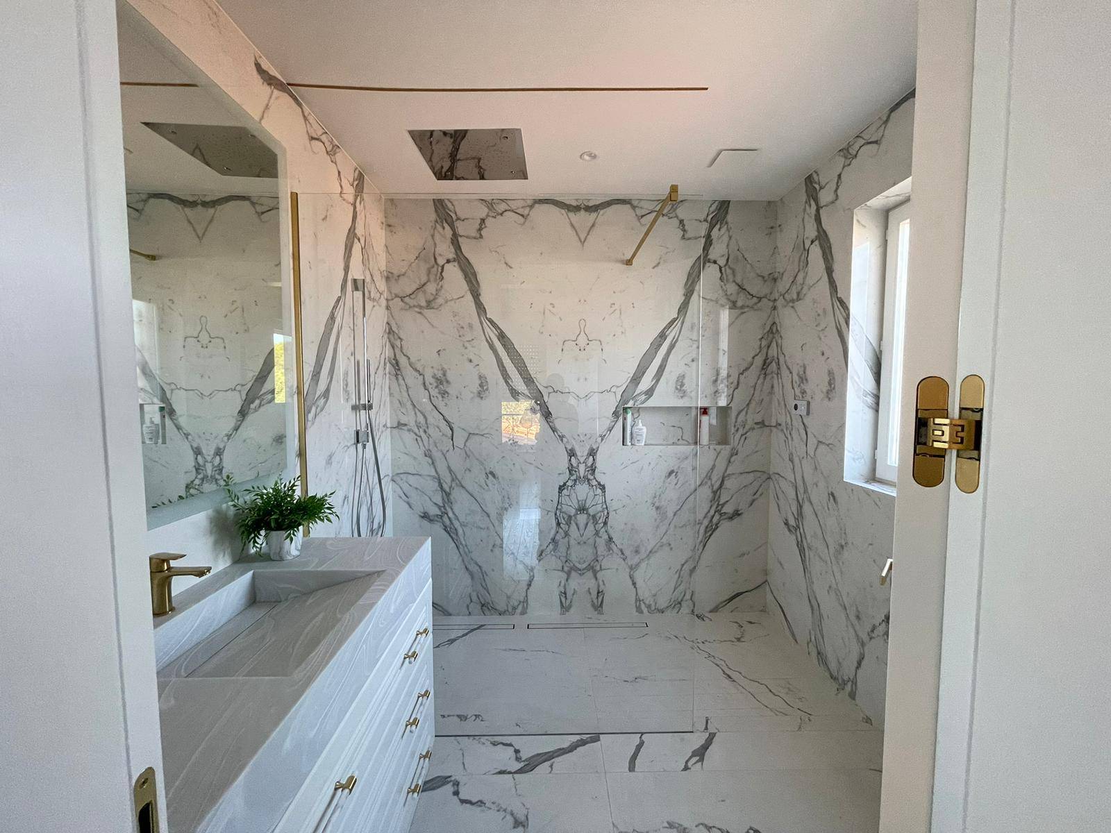 Pose d'un pare douche sur mesure en verre à Cannes