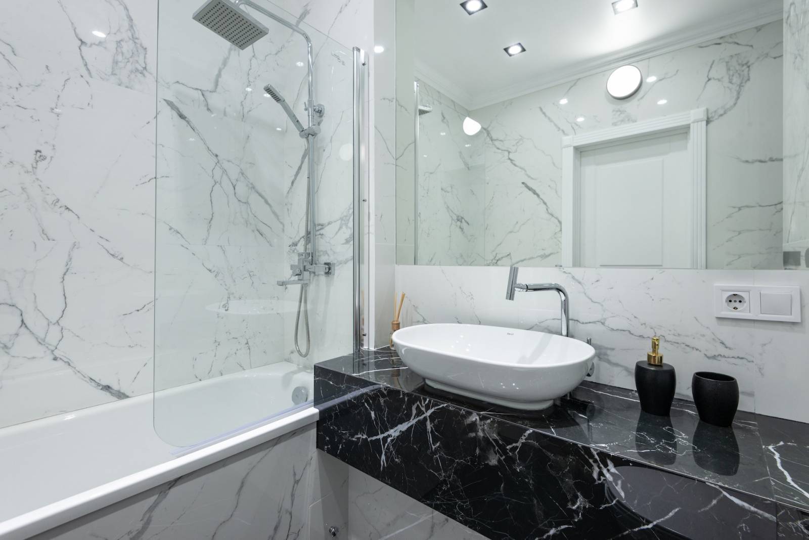 Activitres : votre expert miroitier vitrier pour parois de douche à Nice